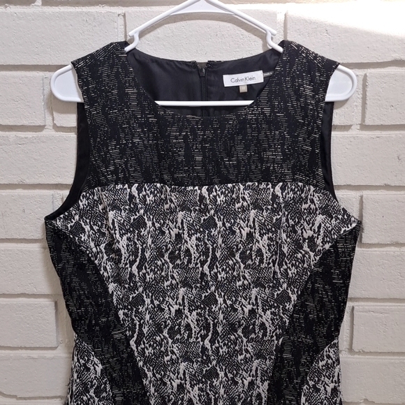 Calvin Klein Black/White Lined Business/Formal Sleeveless Dress. Size 10 - Picture 2 of 10